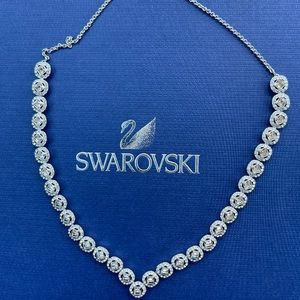 Angelic Square Set
White, Rhodium plated